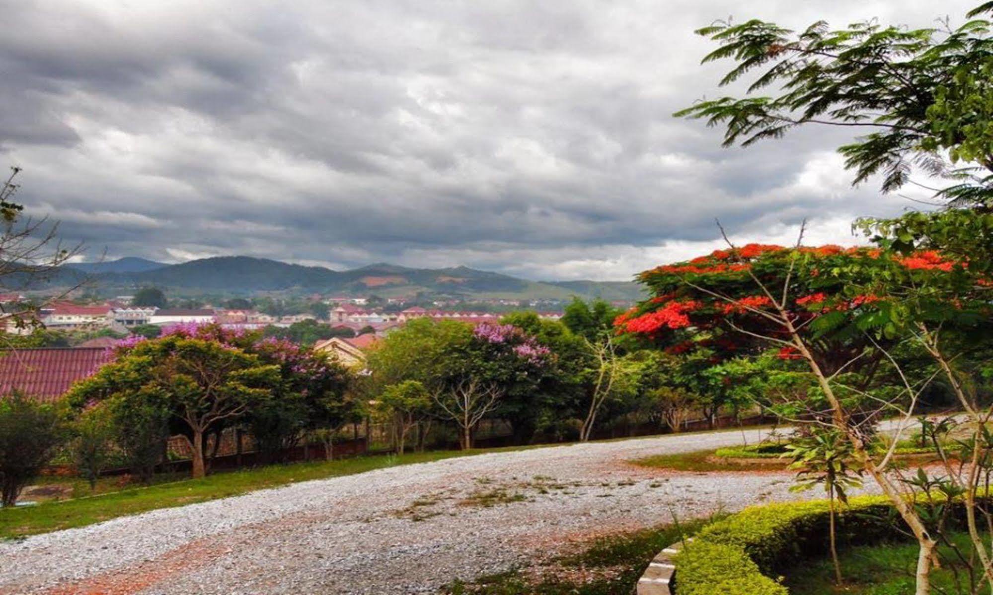 โรงแรมวันสนา เพลน ออฟ จาร์ เมืองโพนสะหวัน ภายนอก รูปภาพ